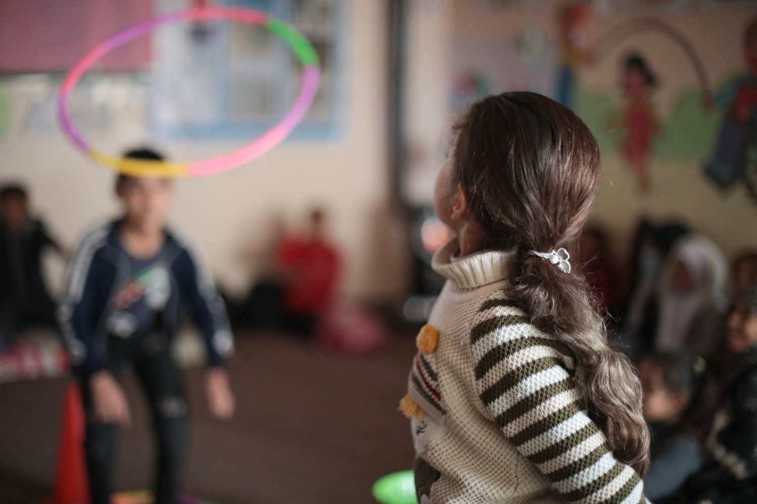 Nerjis* gioca nello Spazio a Misura di Bambino di Save the Children.