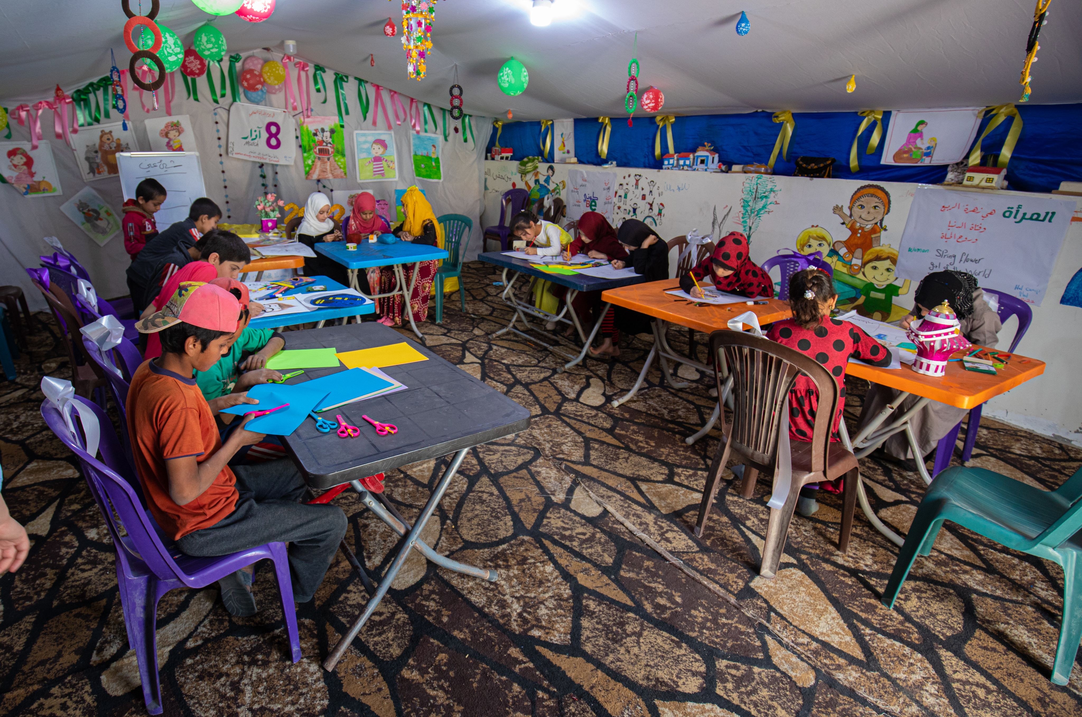 Bambini che partecipano a laboratori artigianali per il Ramadan nello Spazio a Misura di Bambino, campo di Al Hol, Siria.