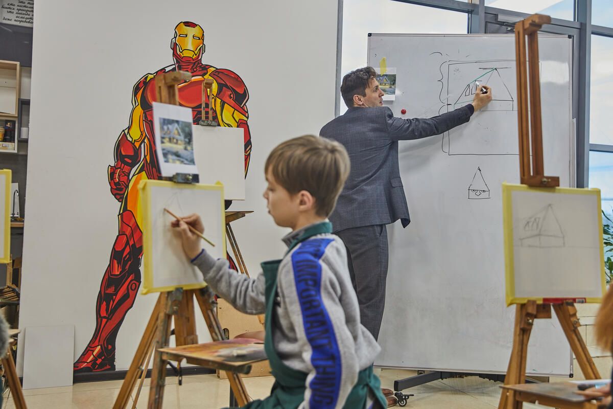 Anton*, 12 anni, dipinge durante un laboratorio di arteterapia a Poltava, in Ucraina.