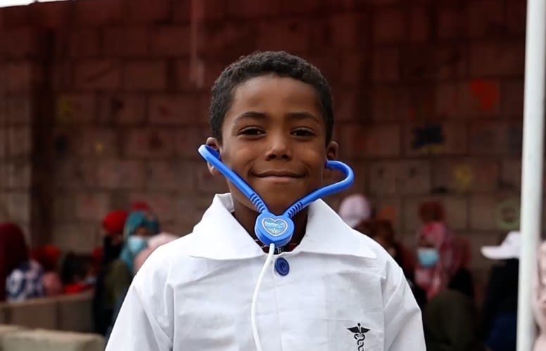 Osama* gioca a travestirsi nel centro sociale di Taiz, Yemen.
