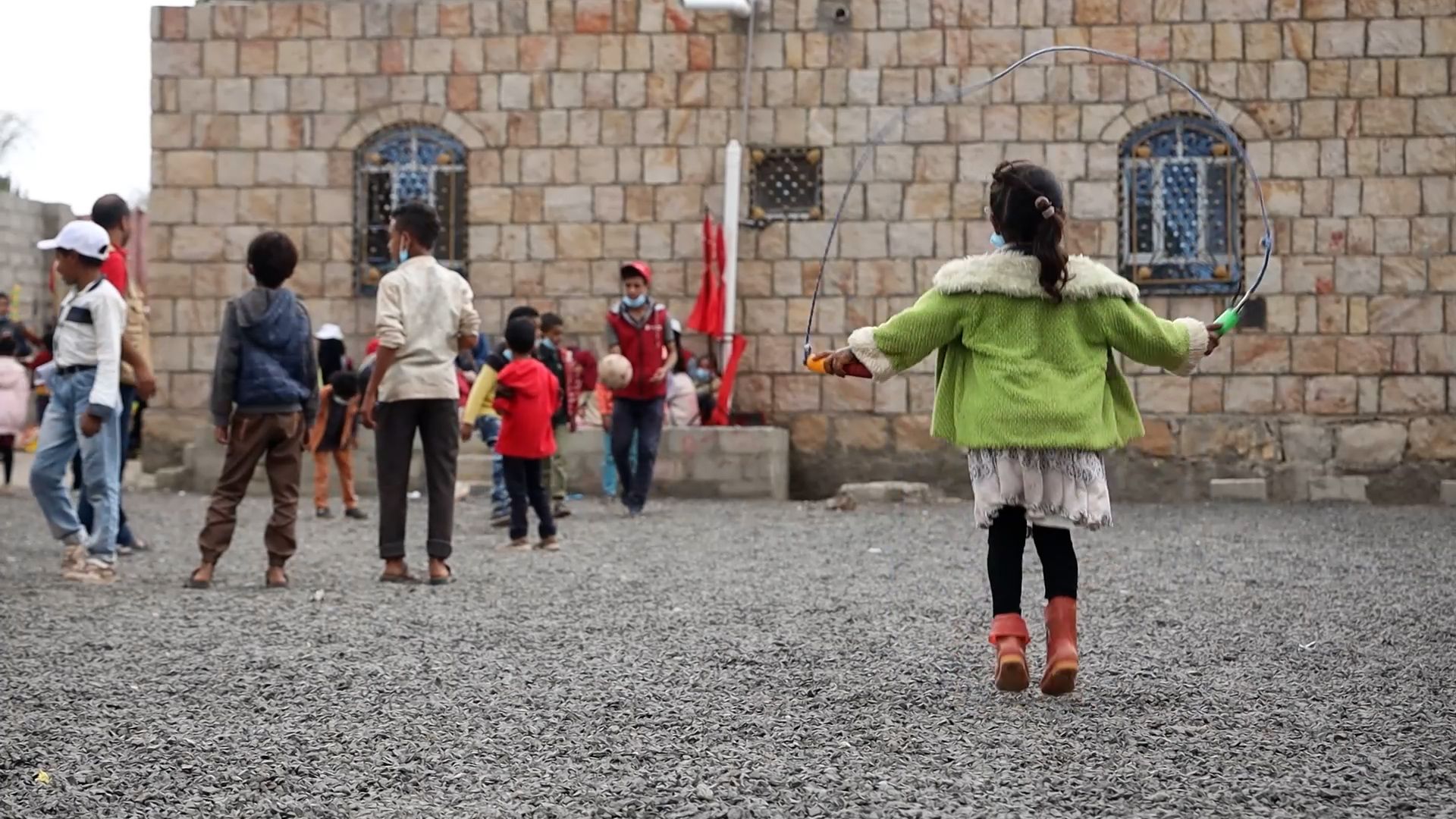 Una bambina che salta nell'area giochi del centro sociale di Taiz, Yemen. 
