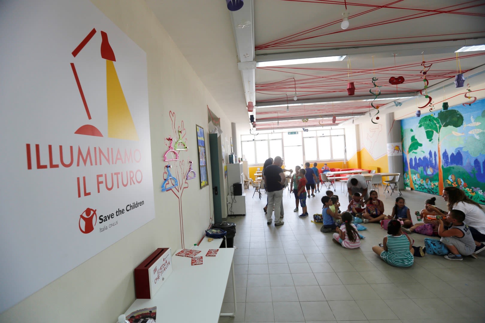 Bambini nel punto luce di Save the Children