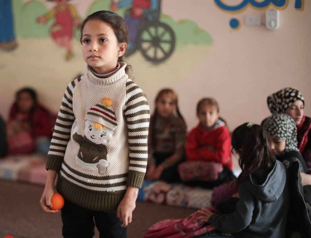 Nerjis* gioca nello Spazio a Misura di Bambino di Save the Children. 