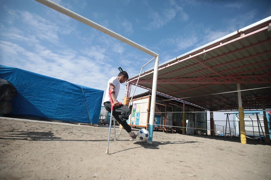Ammar*, 11 anni, gioca a calcio in uno Spazio a Misura di Bambino in Siria. 