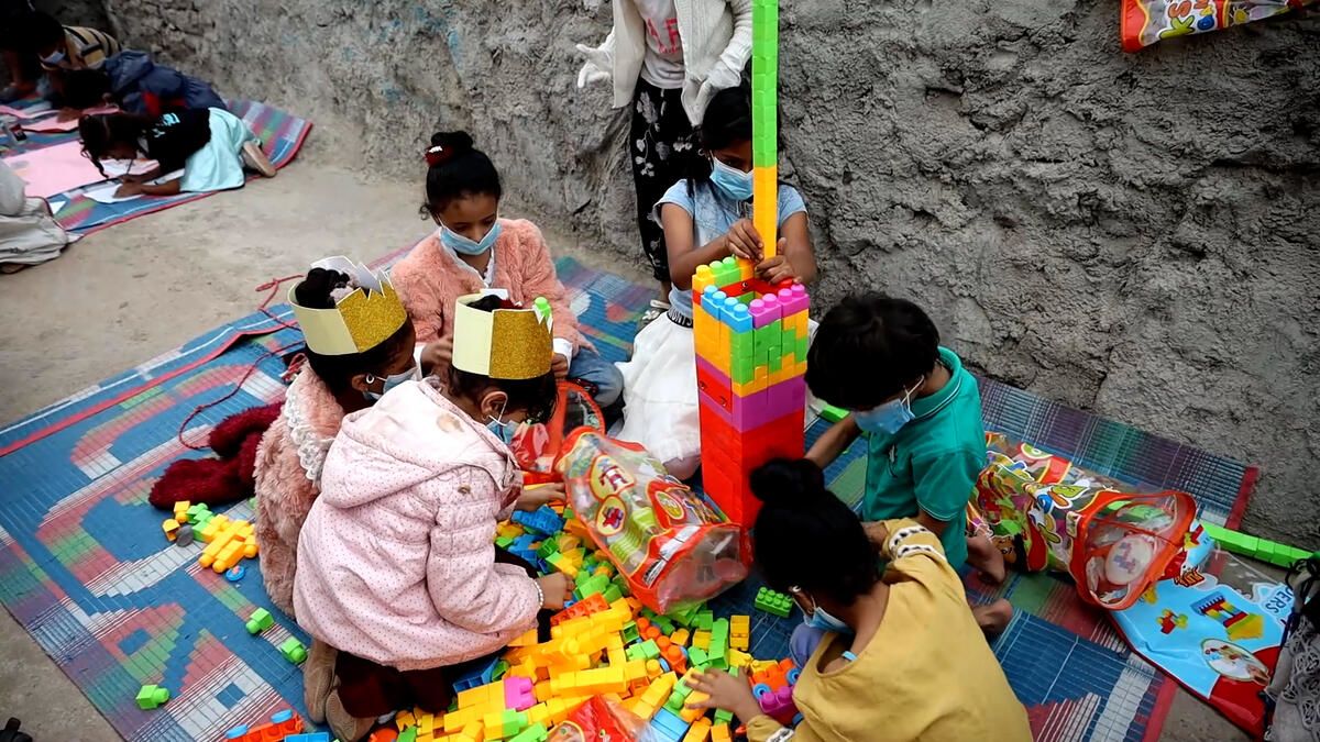Bambini che giocano con i blocchi nel centro sociale di Taiz, Yemen.