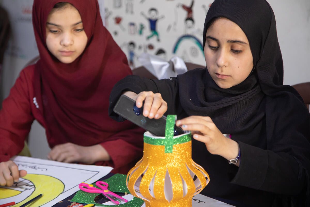 Amal* (a sinistra), 11 anni, lavora al suo progetto artigianale con i suoi amici nello Spazio a Misura di Bambino, in Siria
