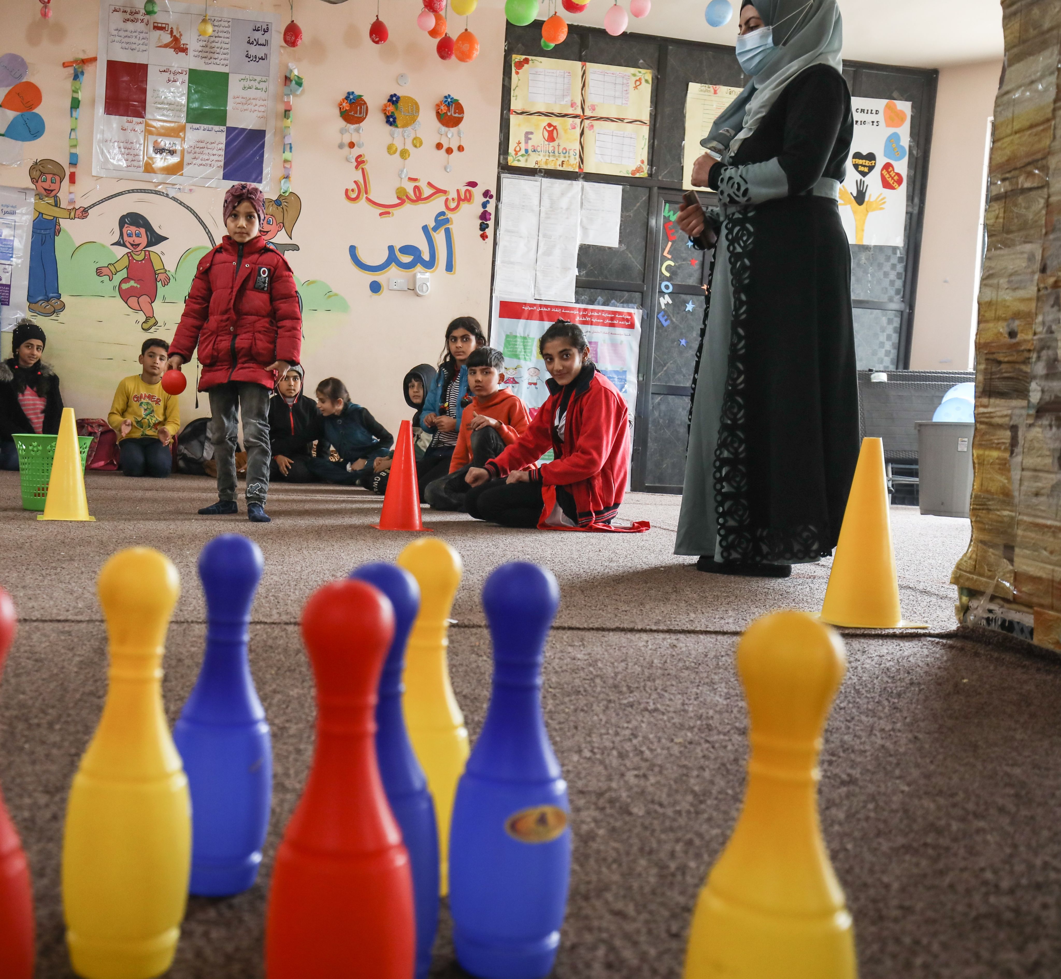 Nerjis* gioca nello Spazio a Misura di Bambino di Save the Children. 