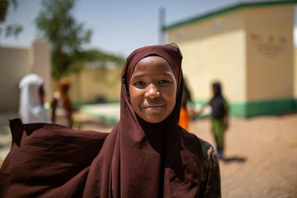 Ritratto di Faisa in Somaliland, con il velo marrone e sullo sfondo altri bambini