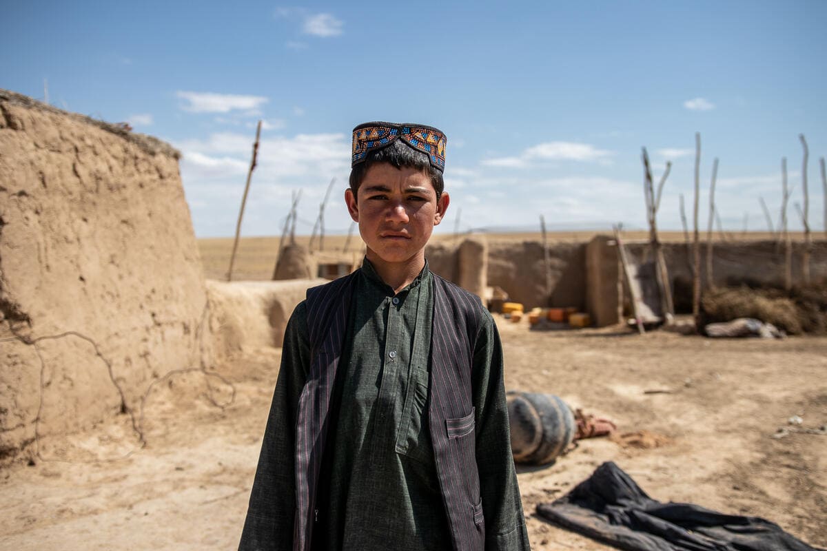 Ritratto di Reza in Afghanistan, sullo sfondo la sua casa