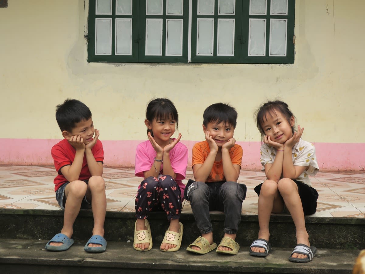 Gruppo di bambini vietnamiti sorride guardando l'obiettivo