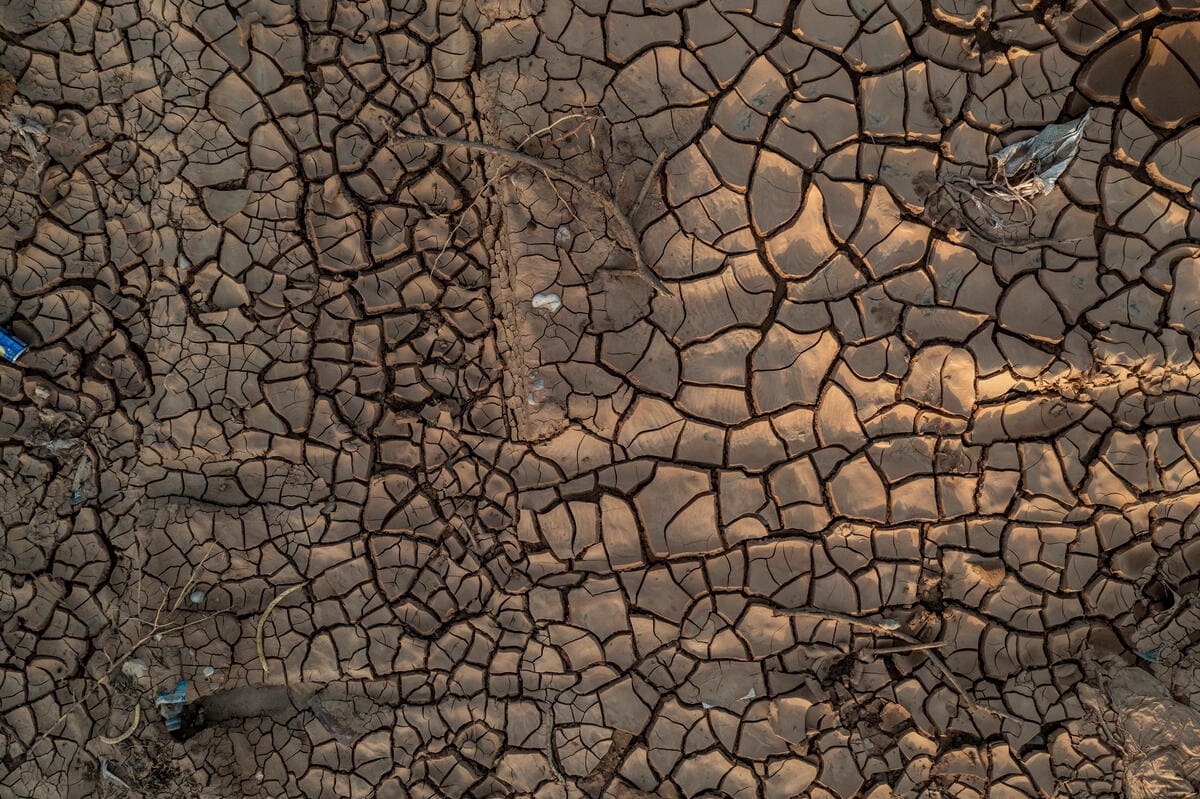 Visione area di un'area della Somalia colpita da siccità estrema. Il terreno è estremamente secco, senza arbusti