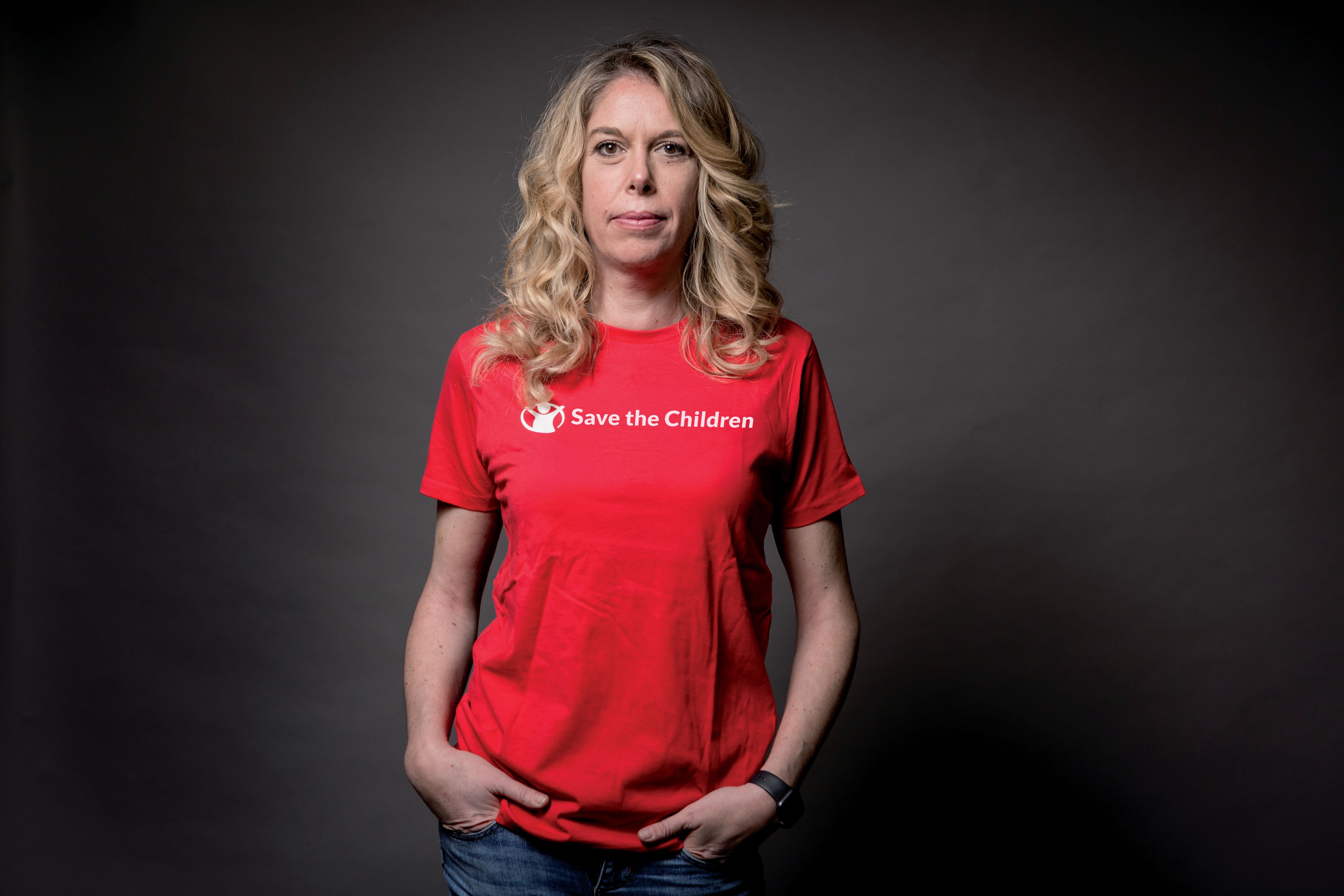 Daniela Fatarella, direttrice generale Save the Children Italia, indossa t-shirt rossa con logo dell'organizzazione e guarda l'obiettivo