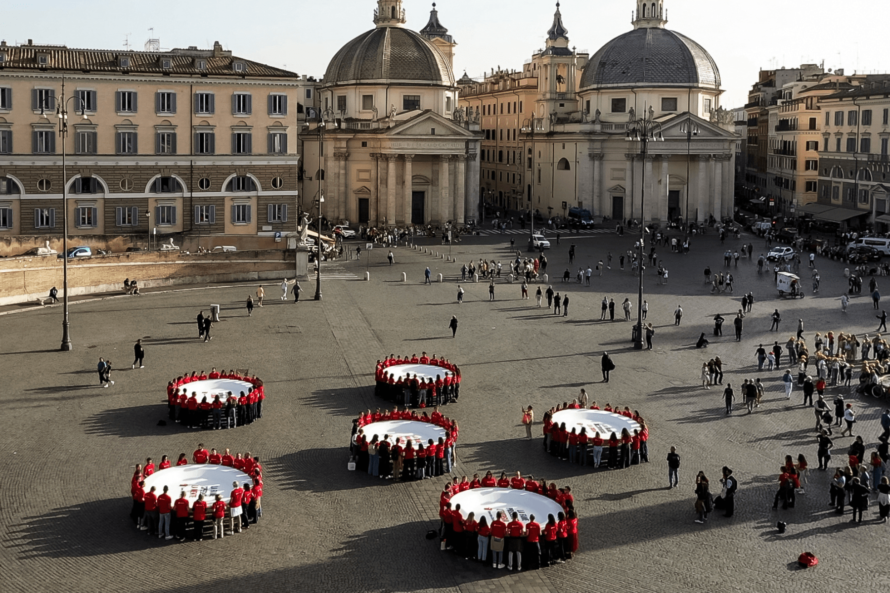 Foto area dallo stunt di Save the Children a Piazza del popolo con sei piatti giganti